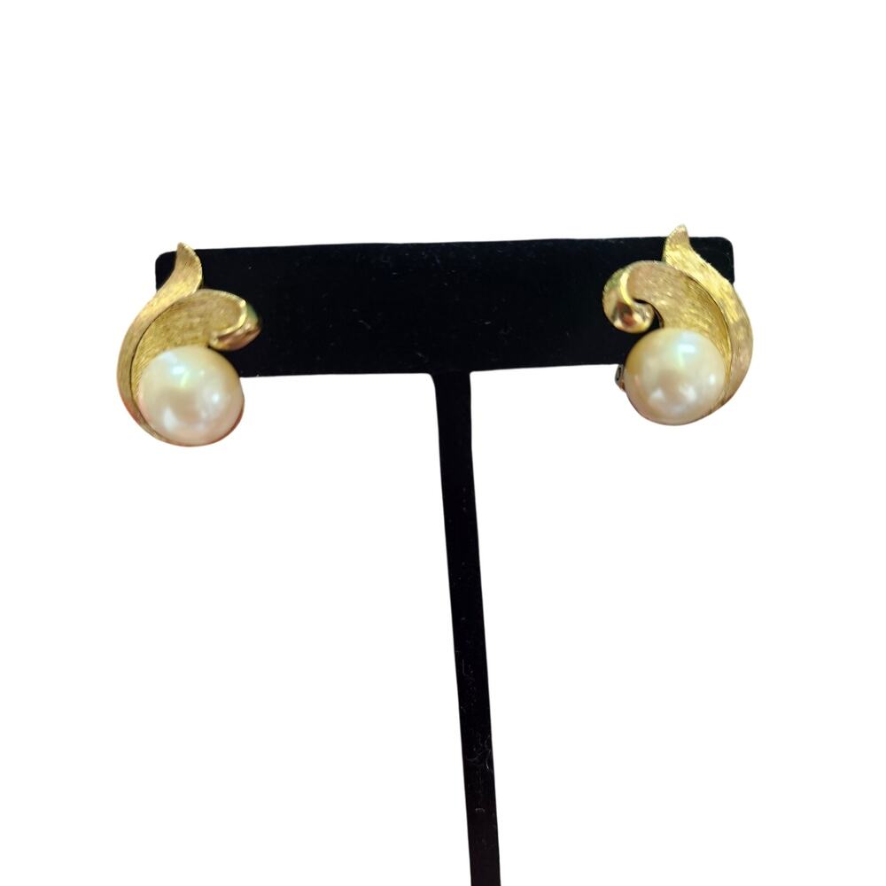 Fabulous Richelieu Vintage 70’s Gold Tone Faux Pearl Swirl Earrings clip on